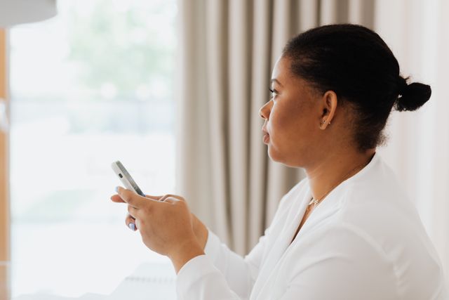 woman on phone with round sholders